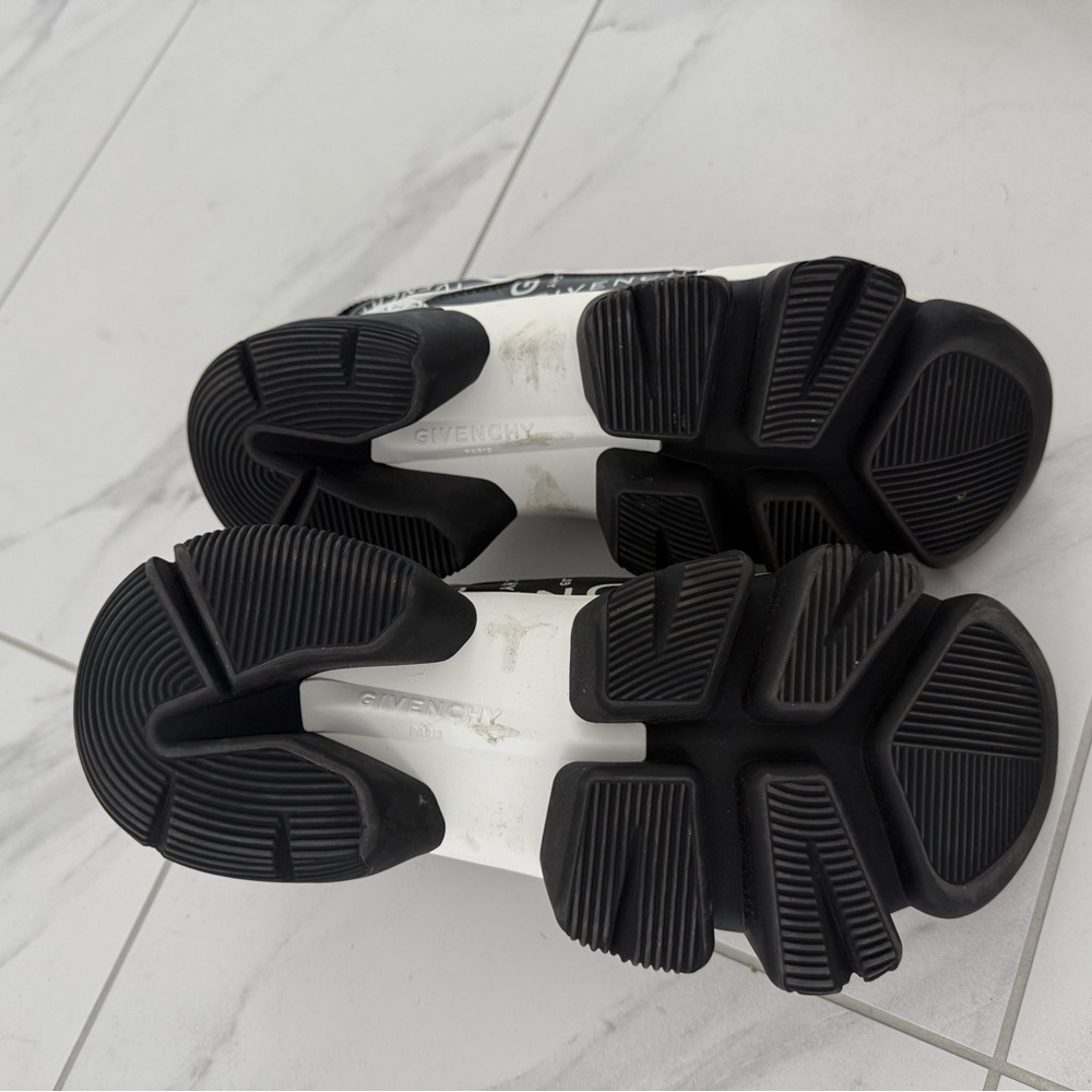 Givenchy Monochrome Logo Sneakers - Picture 5 of 5